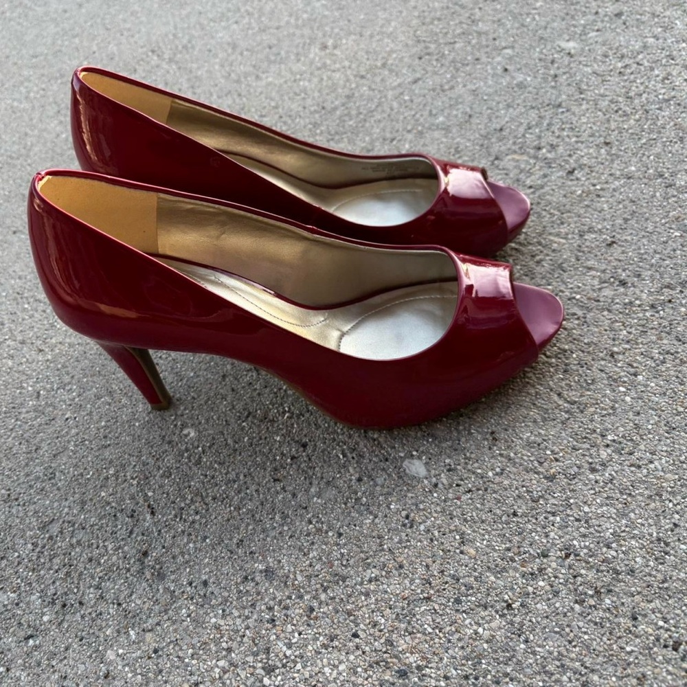 Gorgeous cherry red Bandolino patent leather peep toe pumps. Size 8.